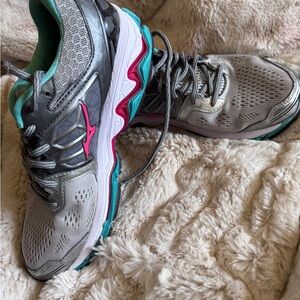 Mizuno Women's Gray and Teal Athletic Shoes